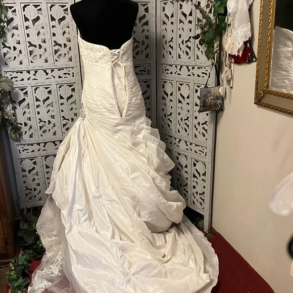 👰‍♀️HOST PICK👰‍♀️ WHITE SILKY SMOOTH WITH LACE & TRAIN WEDDING DRESS GOWN - Picture 9 of 16